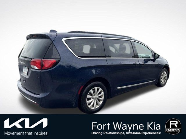 Used 2017 Chrysler Pacifica Touring-L w/ 13 Speaker Alpine Sound Group FWD image 5