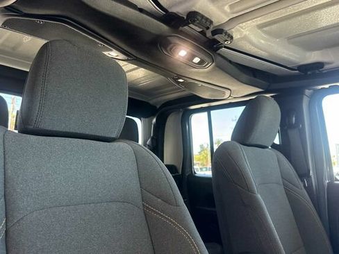 Used 2025 Jeep Gladiator Sport AWD/4WD image 16
