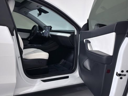 Used 2021 Tesla Model Y Long Range image 24