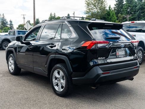 Used 2021 Toyota RAV4 LE AWD/4WD image 4