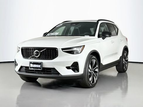 Certified 2023 Volvo XC40 B5 Plus w/ Protection Package Premier AWD/4WD image 3