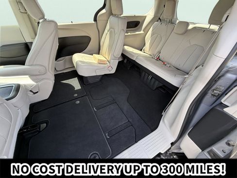 Used 2020 Chrysler Pacifica Touring-L Plus w/ Advanced Safetytec Group FWD image 12