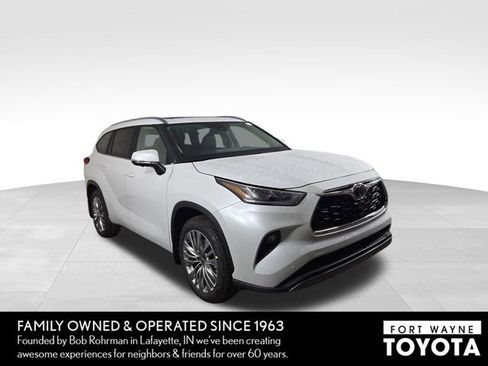 Used 2025 Toyota Highlander Platinum image 4