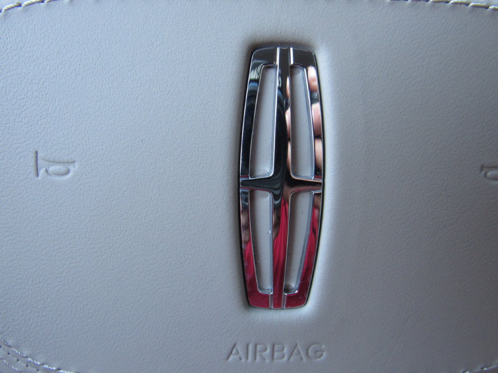 Used 2024 Lincoln Nautilus Premier AWD/4WD image 33