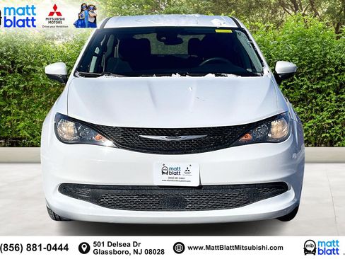 Used 2023 Chrysler Voyager LX image 3