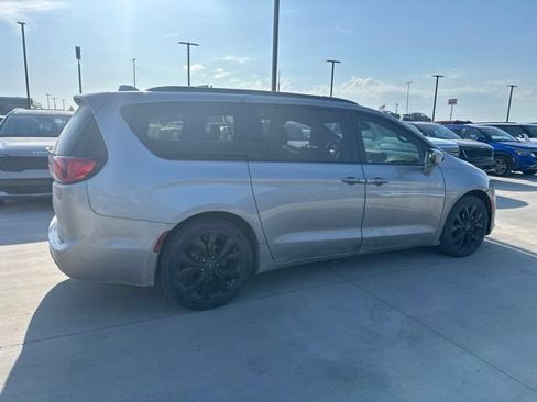 Used 2019 Chrysler Pacifica Touring-L w/ S Appearance Package FWD image 16