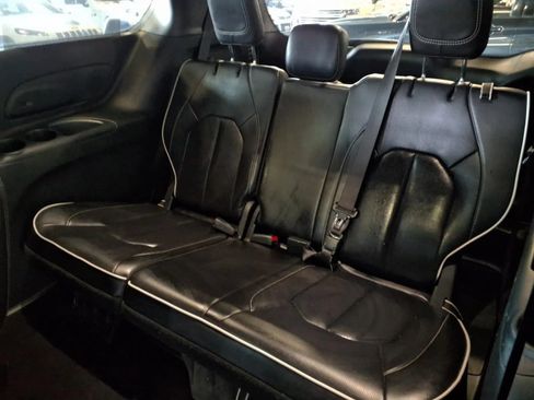 Used 2024 Chrysler Pacifica Limited w/ S Appearance Package FWD image 14