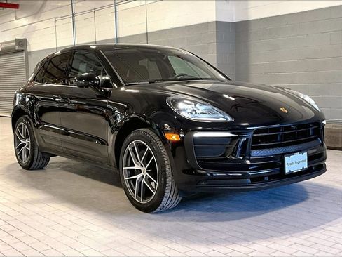 Certified 2022 Porsche Macan image 7