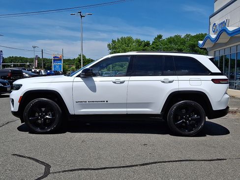 Used 2023 Jeep Grand Cherokee Altitude AWD/4WD image 7
