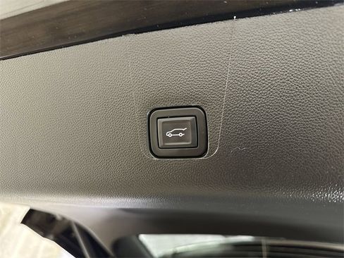 Used 2023 Chevrolet Traverse LT image 27