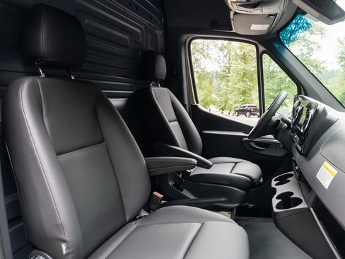 Used 2025 Mercedes-Benz Sprinter 2500 image 25