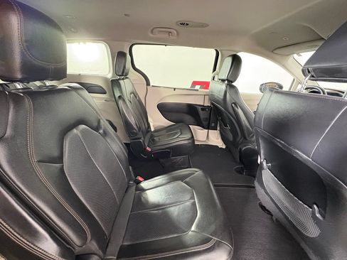 Used 2019 Chrysler Pacifica Touring-L FWD image 43