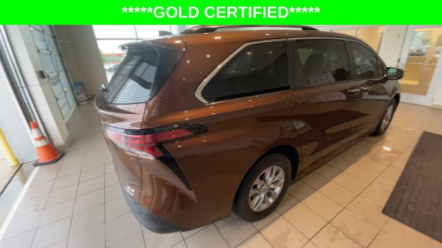 Certified 2022 Toyota Sienna XLE FWD image 2