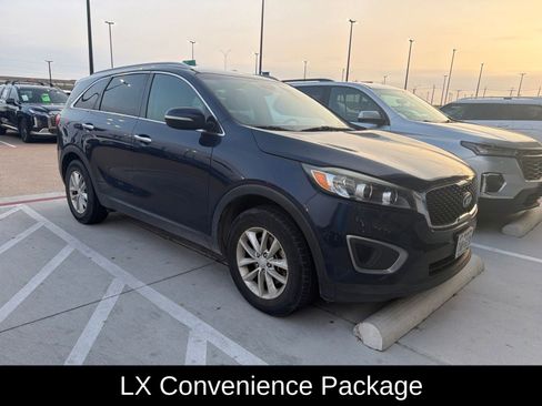 Used 2017 Kia Sorento FWD w/ LX Convenience Package image 3