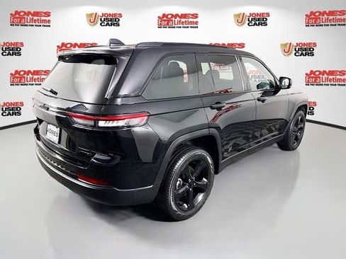 Used 2023 Jeep Grand Cherokee Limited w/ Black Appearance Package image 16