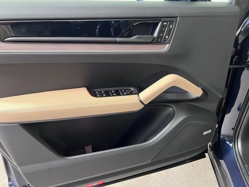 Certified 2025 Porsche Cayenne AWD/4WD image 25