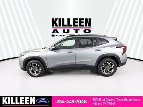 Used 2025 Chevrolet Trax LT w/ LT Convenience Package FWD image 4