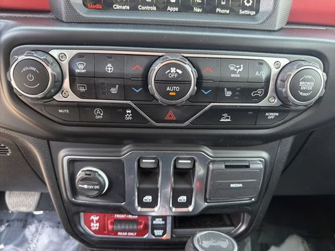 Used 2022 Jeep Wrangler Rubicon w/ Cold Weather Group AWD/4WD image 23