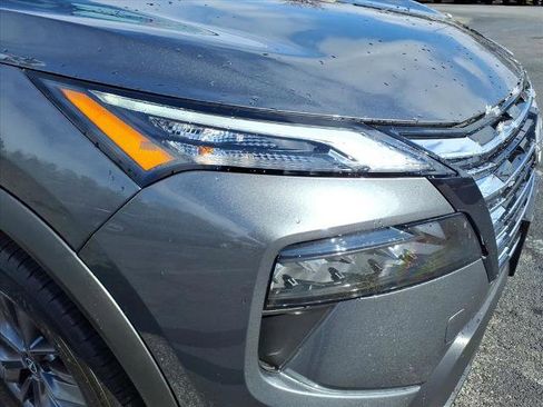 Used 2025 Nissan Rogue S AWD/4WD image 2