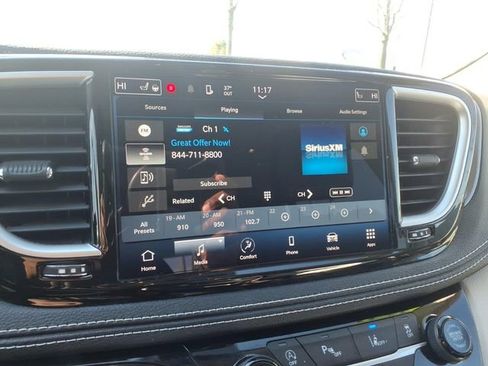 Used 2023 Chrysler Pacifica Touring-L image 15