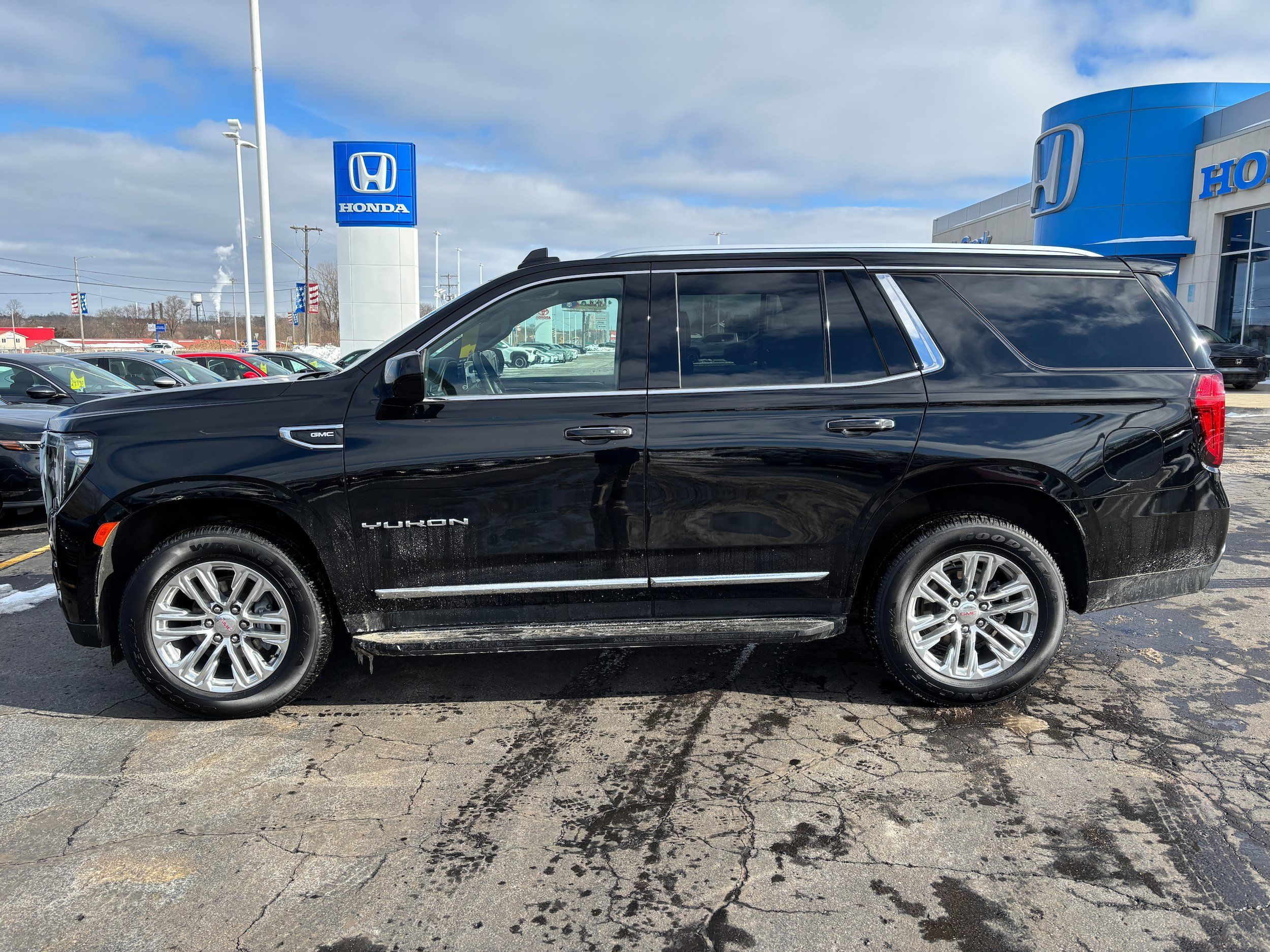 Used 2023 GMC Yukon SLT w/ Max Trailering Package AWD/4WD image 1