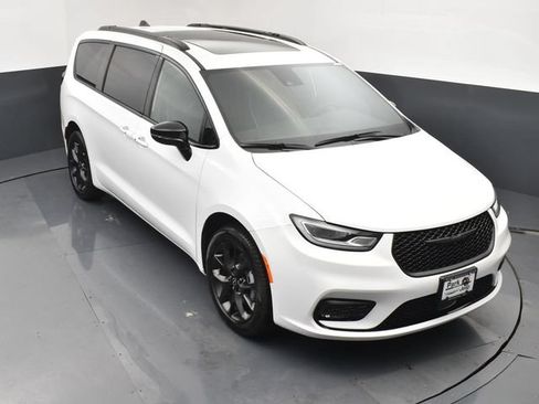 Used 2026 Chrysler Pacifica Limited w/ S Appearance Package AWD/4WD image 13