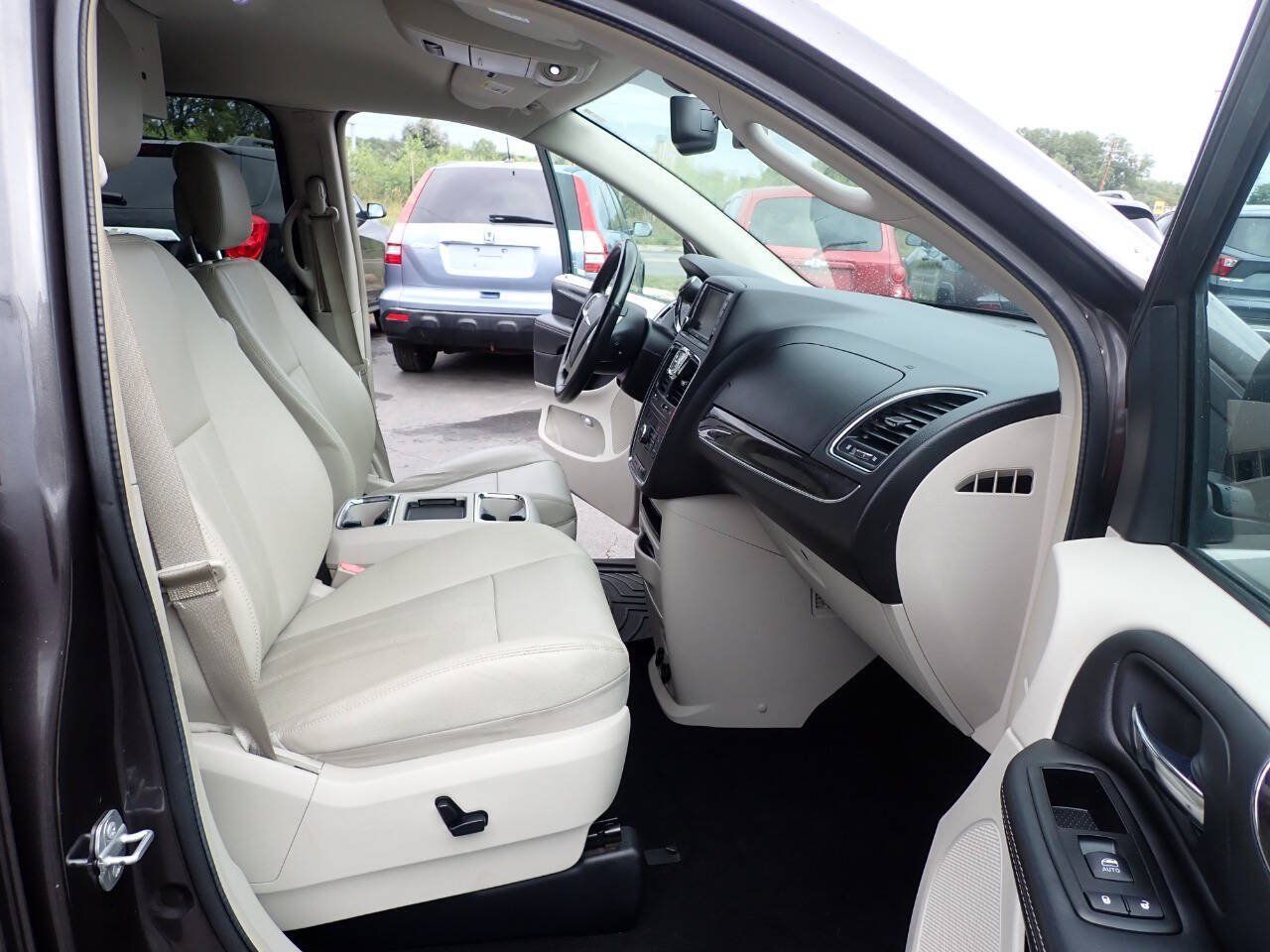 Used 2015 Chrysler Town & Country Touring-L w/ Driver Convenience Group FWD image 13