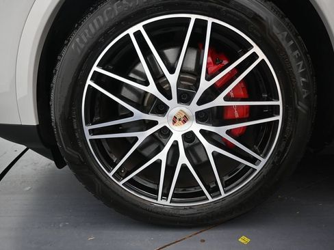 Used 2025 Porsche Cayenne S AWD/4WD image 42