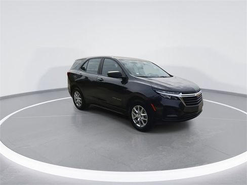 Used 2022 Chevrolet Equinox LS image 2