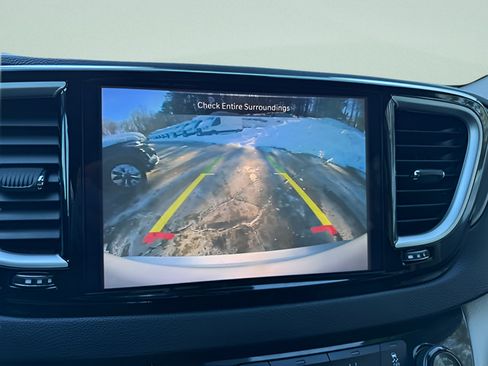 Used 2024 Chrysler Pacifica Touring-L FWD image 9