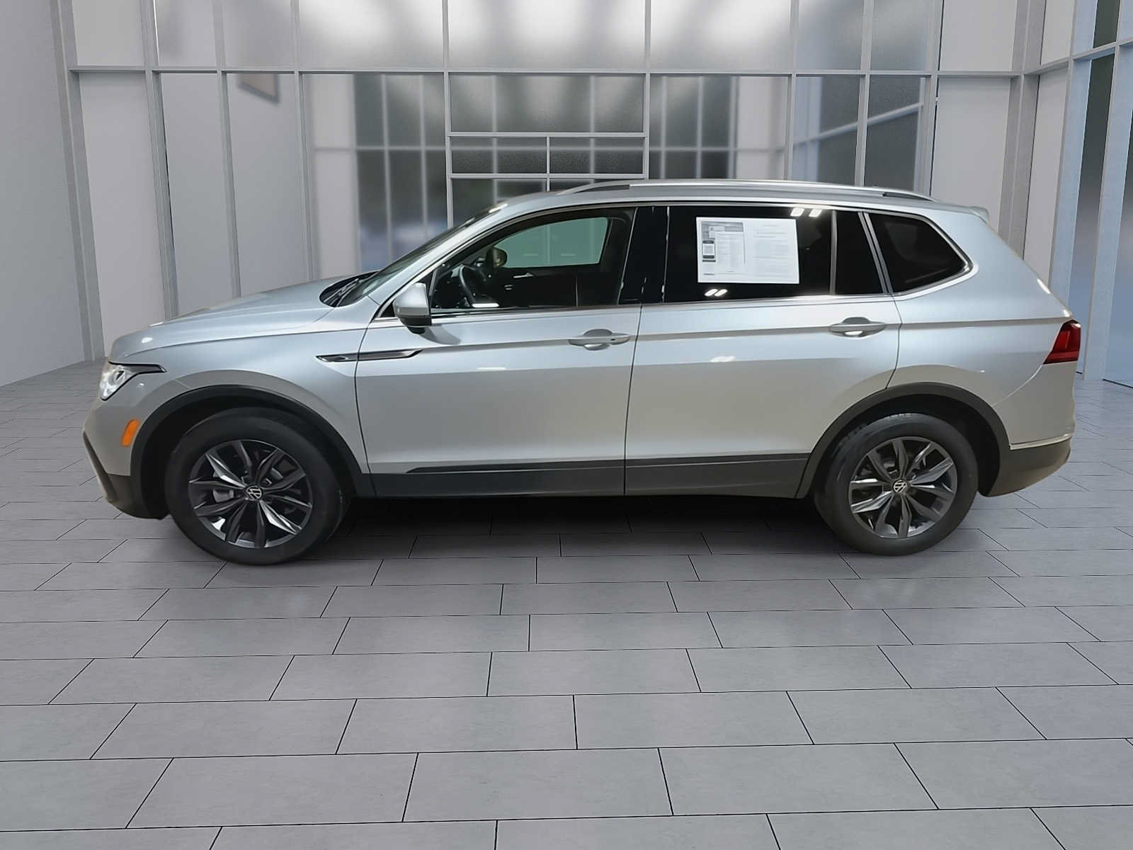 Used 2023 Volkswagen Tiguan SE w/ Panoramic Sunroof Package FWD image 5