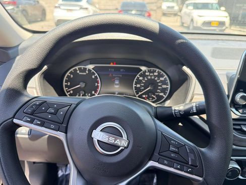 Used 2025 Nissan Altima 2.5 SV FWD image 11