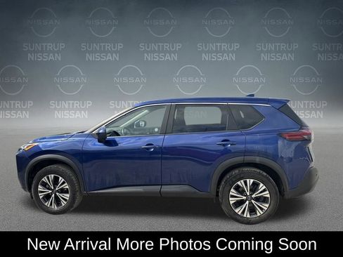 Used 2023 Nissan Rogue SV image 2