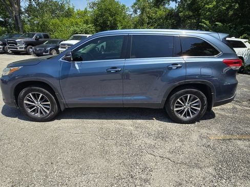 Used 2019 Toyota Highlander XLE FWD image 3