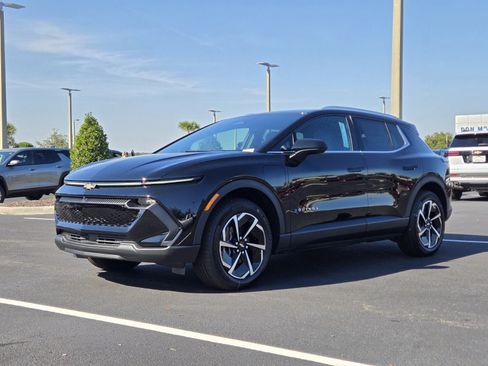 New 2026 Chevrolet Equinox EV LT image 2