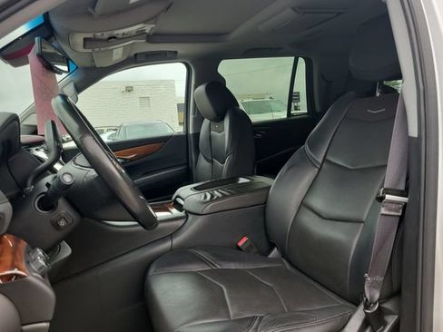 Used 2015 Cadillac Escalade Luxury AWD/4WD image 7