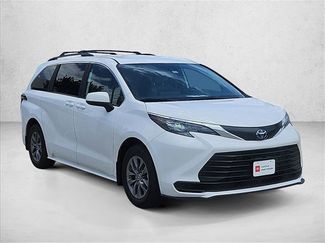 Certified 2025 Toyota Sienna LE FWD video 3