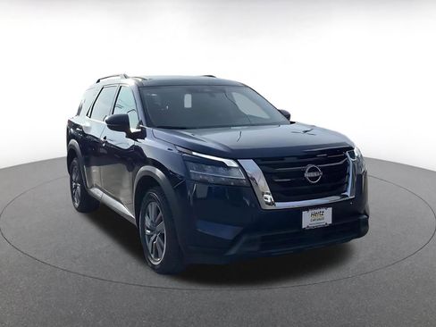 Used 2025 Nissan Pathfinder SV image 3