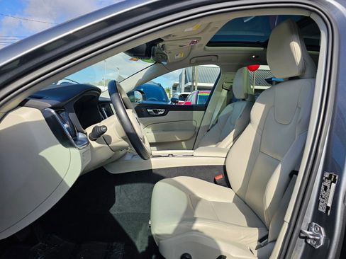 Used 2020 Volvo XC60 T6 Momentum image 26