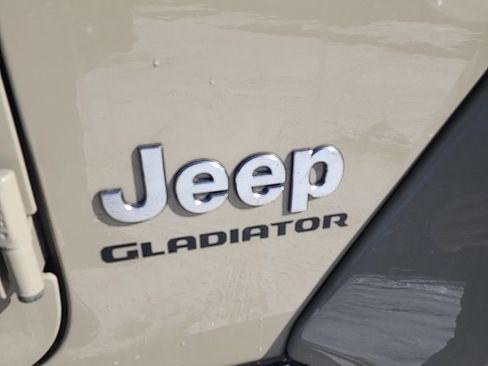Used 2020 Jeep Gladiator Overland image 9