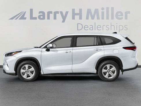 Used 2023 Toyota Highlander LE image 3
