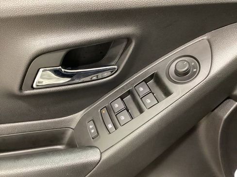 Used 2022 Chevrolet Trax LT w/ LT Convenience Package image 21