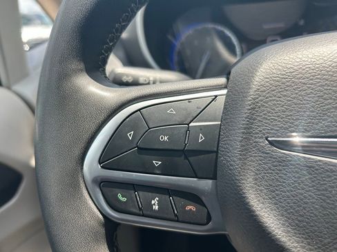 Used 2023 Chrysler Pacifica Touring-L FWD image 20