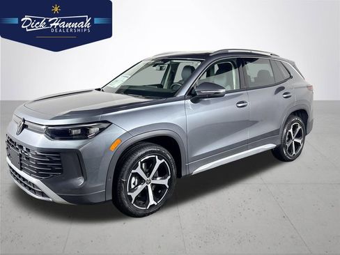 New 2025 Volkswagen Tiguan SE image 1