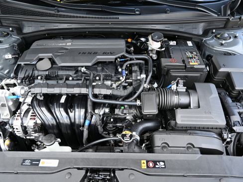 Certified 2025 Hyundai Elantra Limited FWD image 14