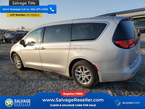 Used 2022 Chrysler Voyager LX image 3