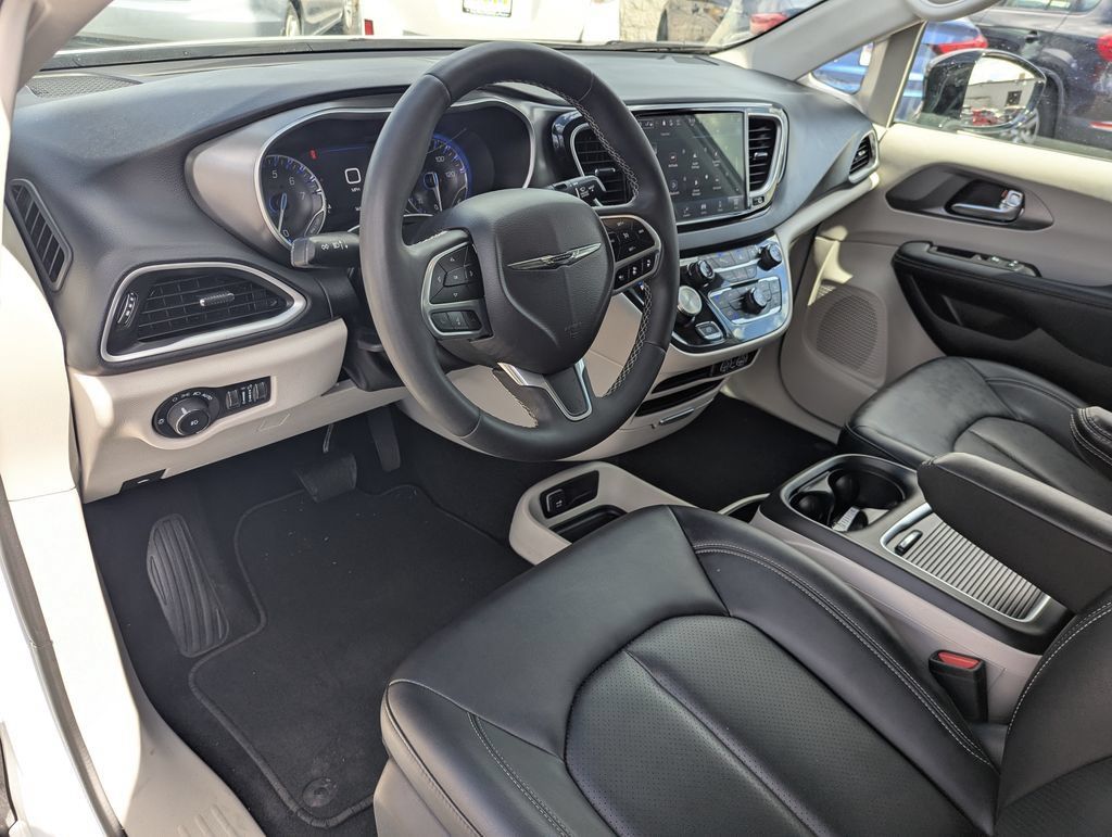 Used 2024 Chrysler Pacifica Touring-L FWD image 24