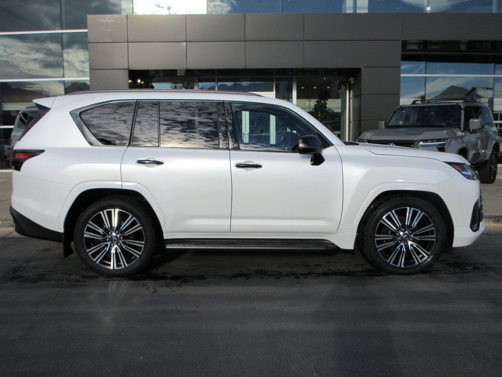 Used 2024 Lexus LX 600 4WD w/ Appearance Package image 11