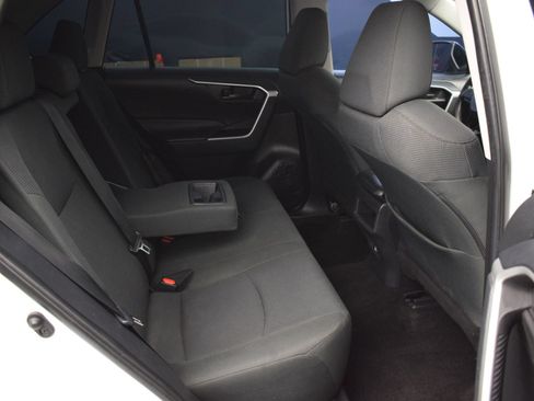 Used 2021 Toyota RAV4 LE FWD image 11