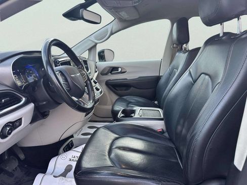 Used 2020 Chrysler Pacifica Touring-L Plus w/ Tire & Wheel Group FWD image 9